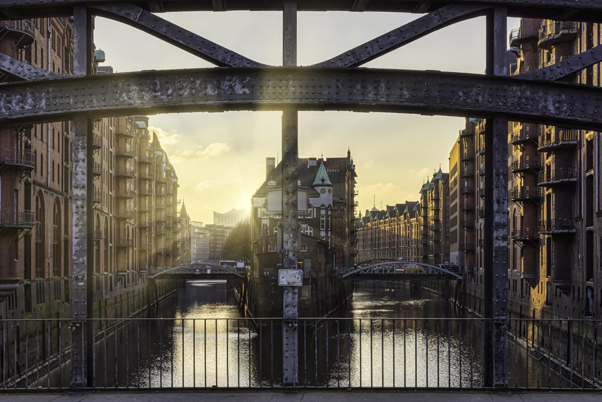 Blick auf die Häuser und Kanäle in der Speicherstadt Hamburg als idealer Ort für Freizeit und Work-Life-Balance