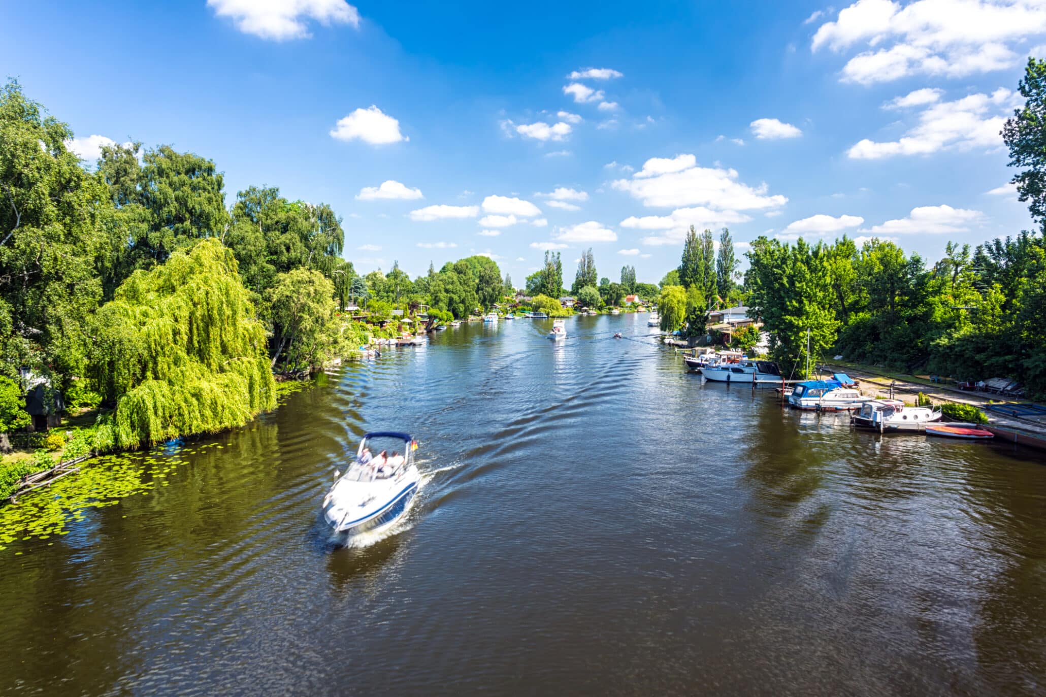 Boote auf dem Wasser mit Bäumen als Umgebung des Zeitarbeit Standortes Hamburg Wandsbek und Mitte