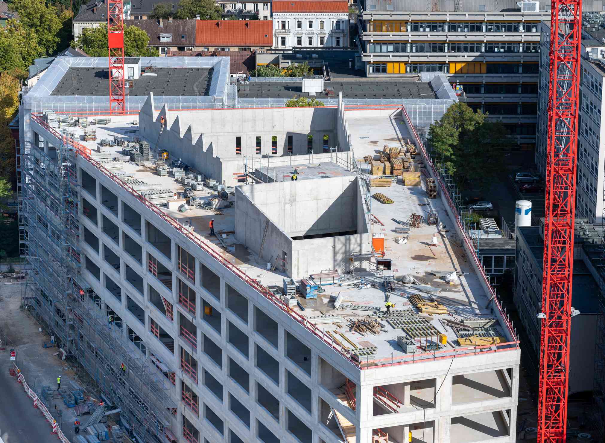 Vogelperspektive auf den Rohbau eines Gebäudes in Hamburg