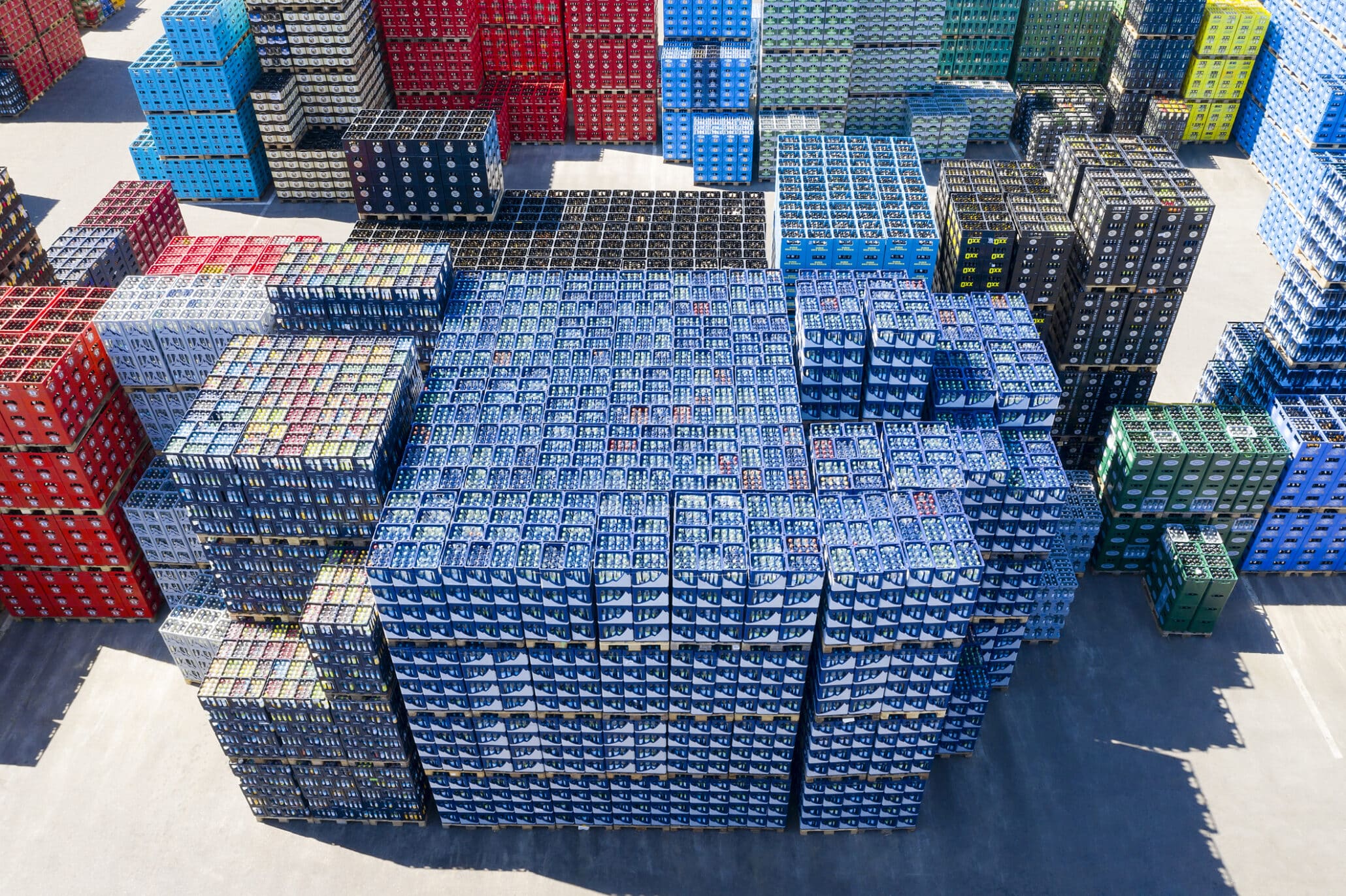 Sicht von oben auf ein Lager mit Getränkekisten eines Großhandels