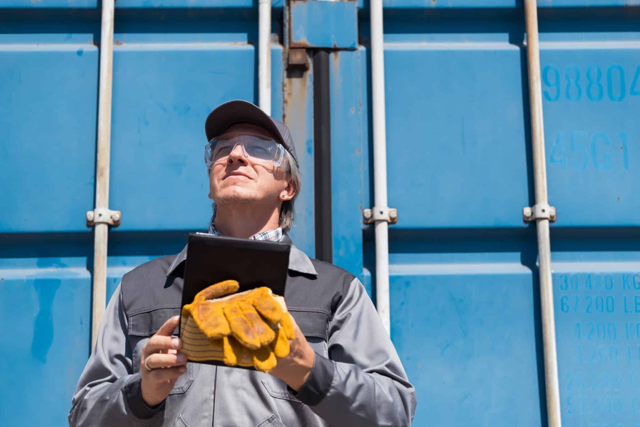 Portrait eines Sachbearbeiters Logistik und Speditionskaufmanns der die Zollabwicklung von Containern im Hamburger Hafen überwacht