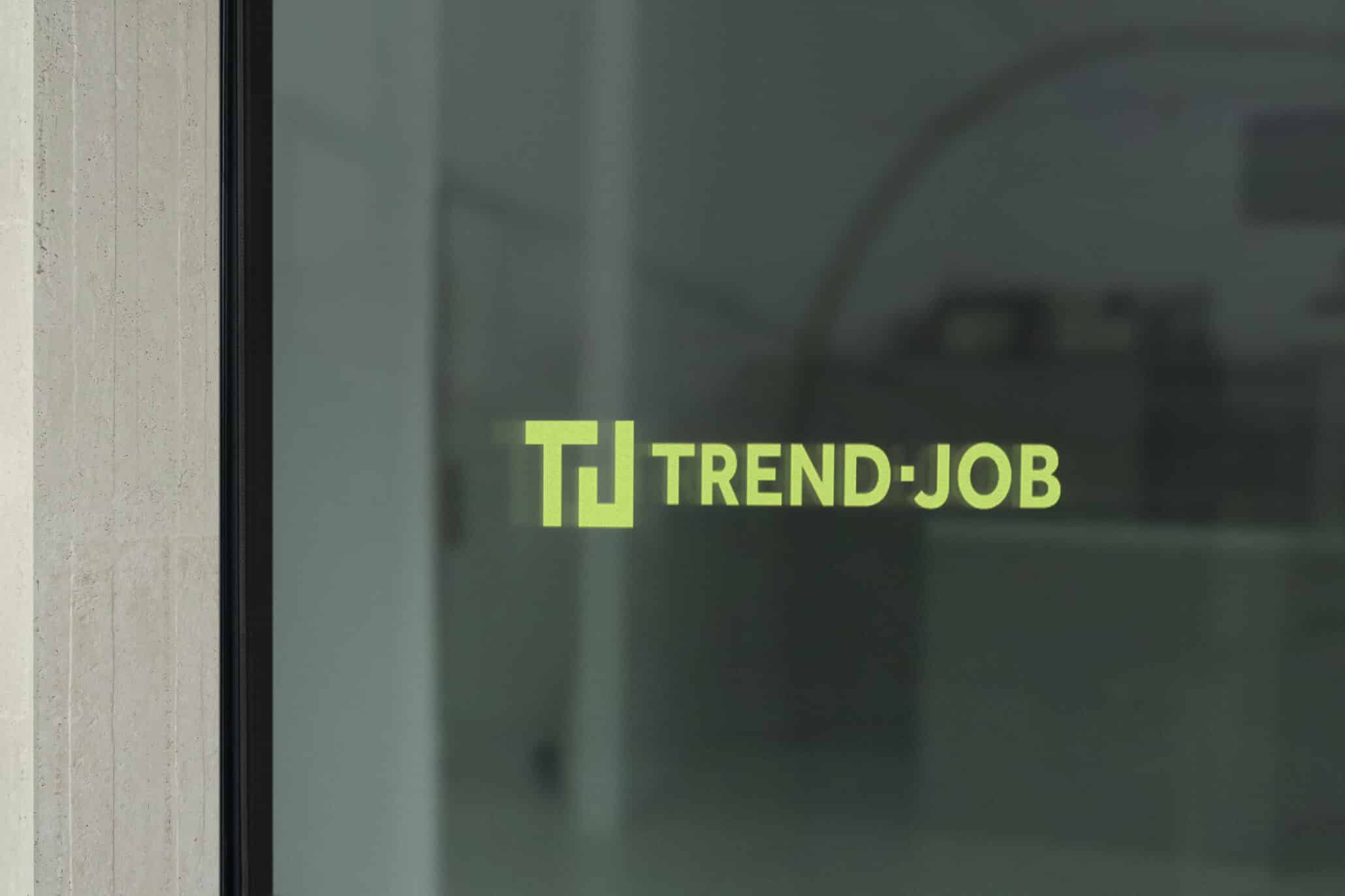 Schriftzug von TREND-JOB auf einer Glastür zum Büro der Zeitarbeitsfirma und Personalvermittlung