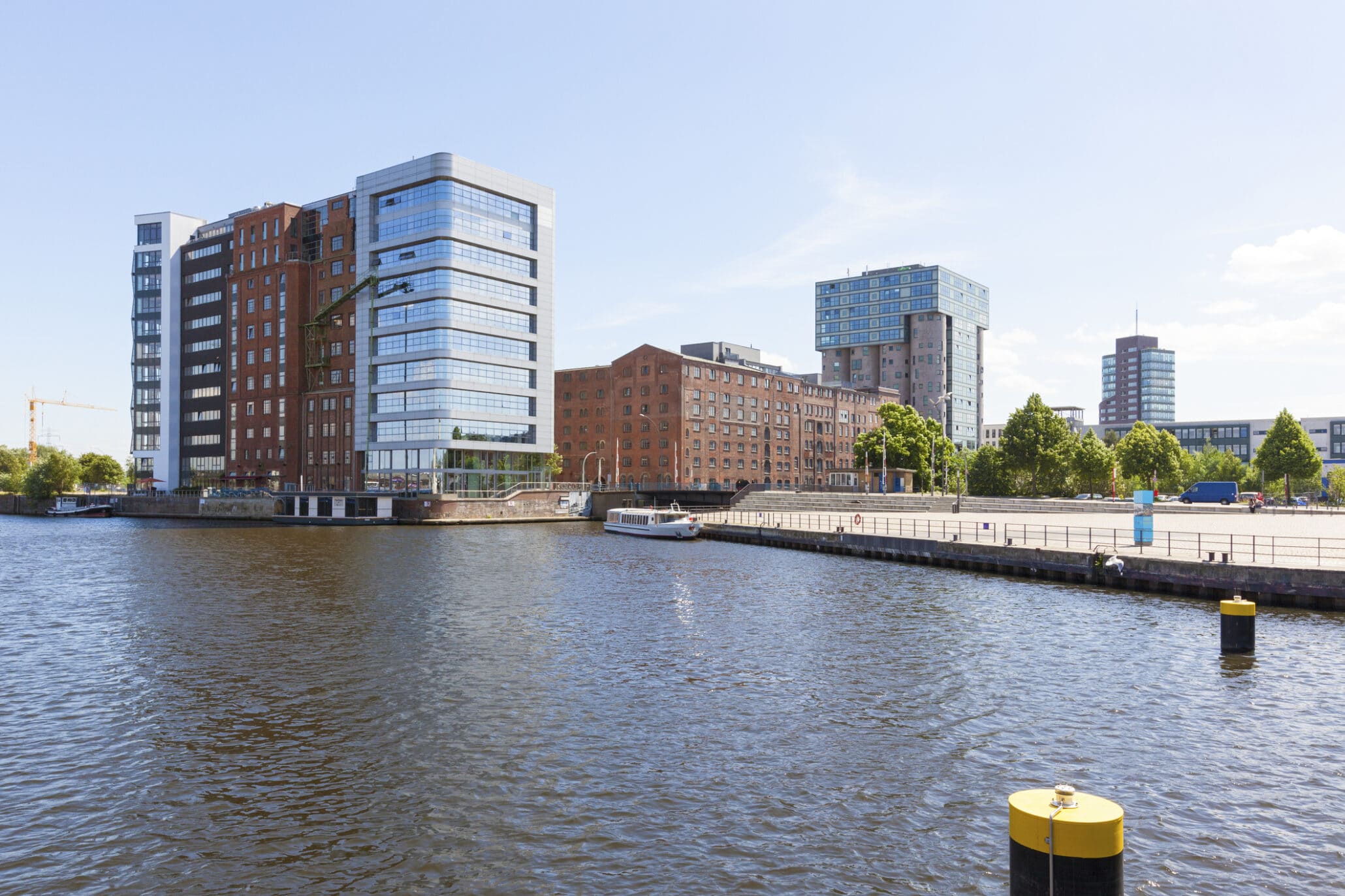 Panorama vom Hafen Hamburg Harburg mit alten und neuen Gebäuden am Veritaskai