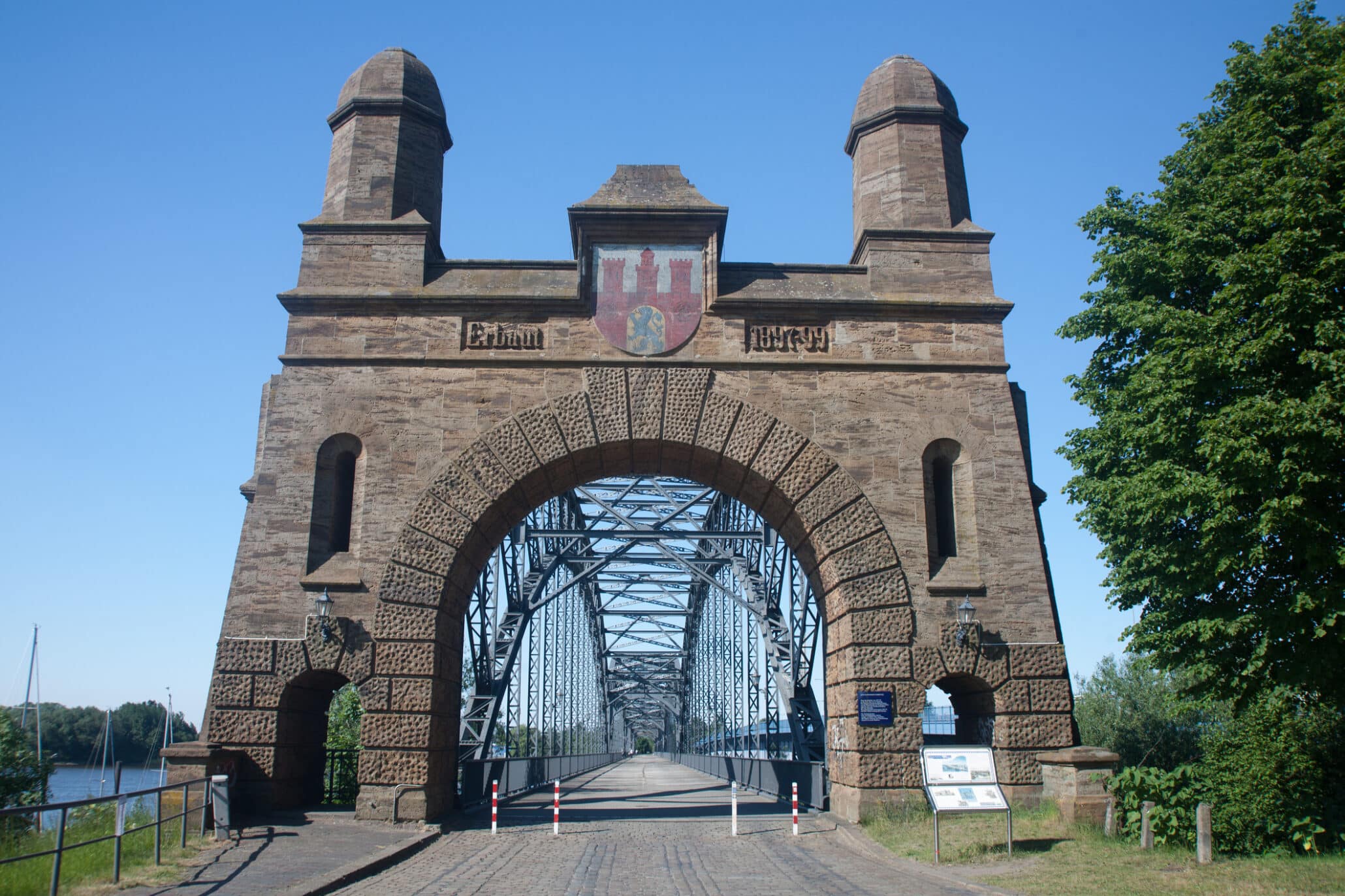 Tor und Fußgängerbrücke über der Elbe in Hamburg Harburg
