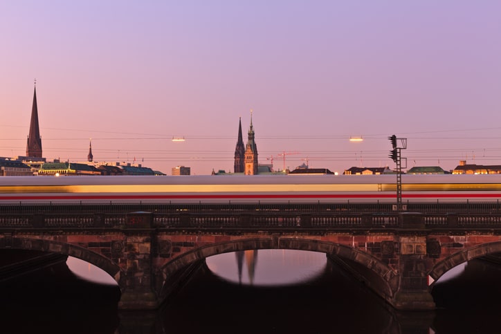 Blick auf die Kennedybrücke und Hamburger Alster mit vorbeifahrendem ICE
