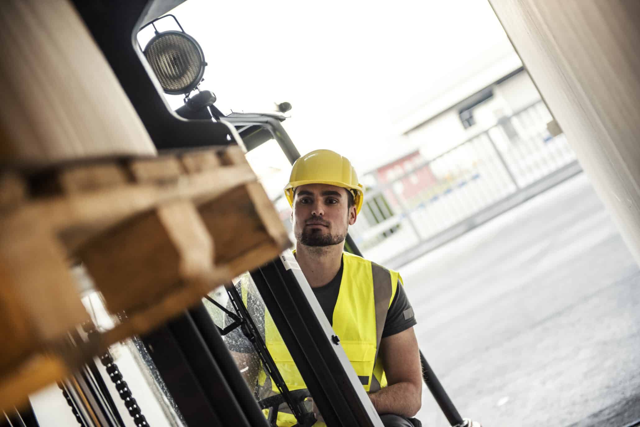 Portrait eines Mann beim Staplerfahren