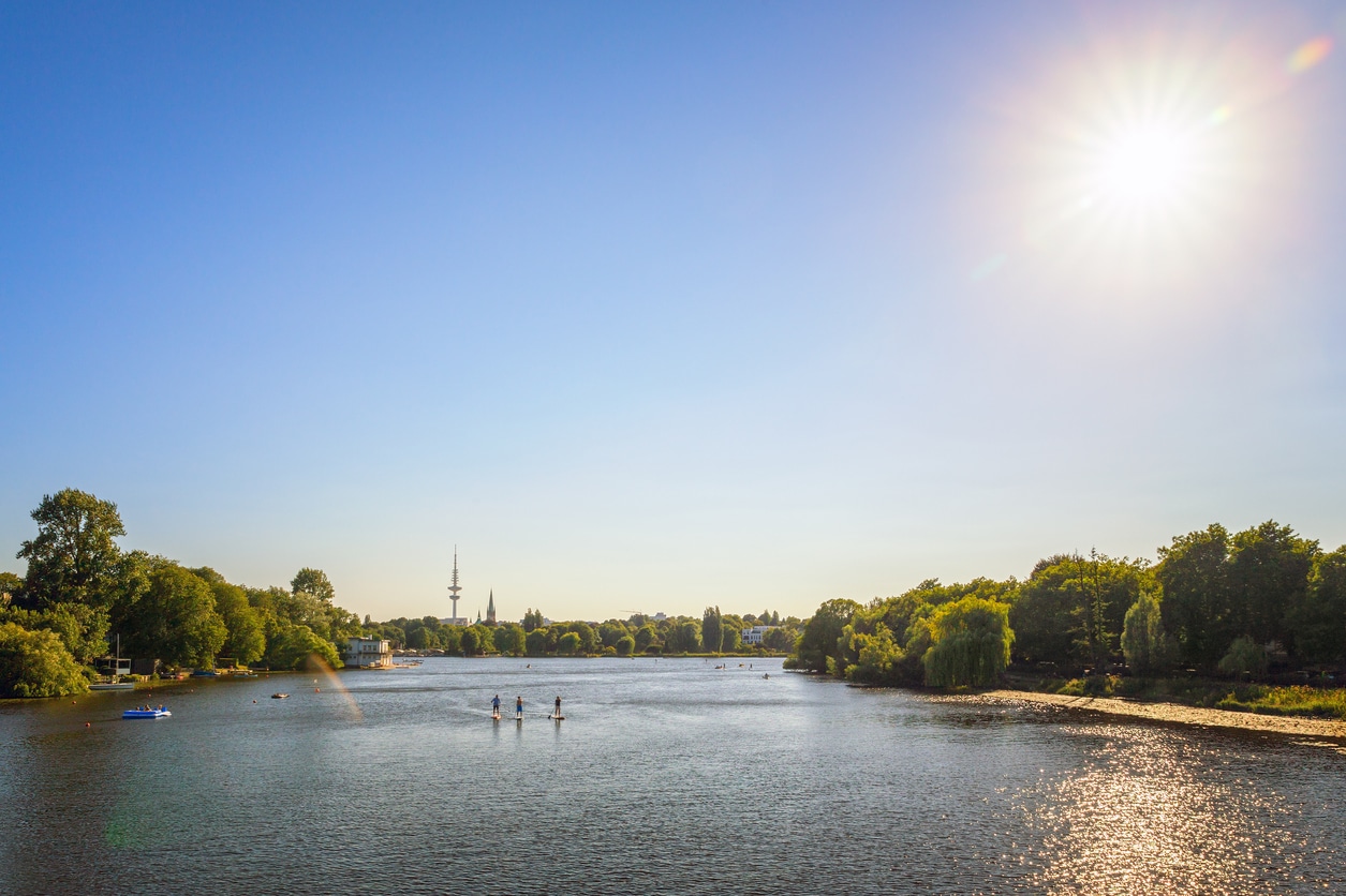 Blick auf die Alster und Skyline von Hamburg als Freizeit Ort nach Feierabend