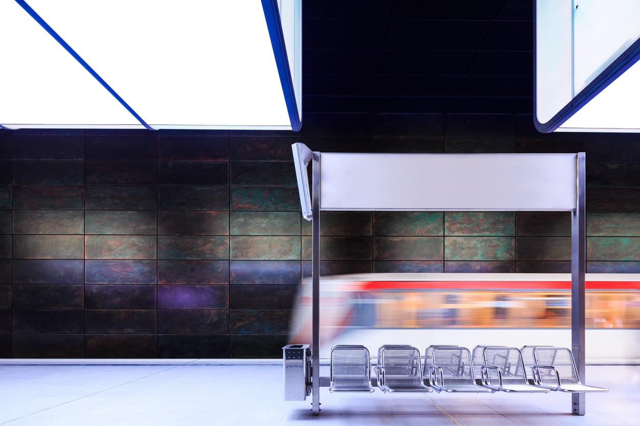 Hereinfahrender Zug in die U-Bahn Station Hamburg Hafen City