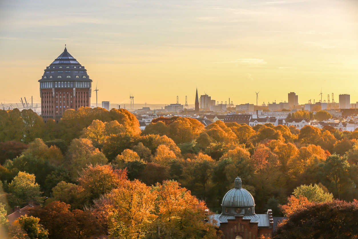 Panorama eines Parks und Häuserskyline im Westen von Hamburg