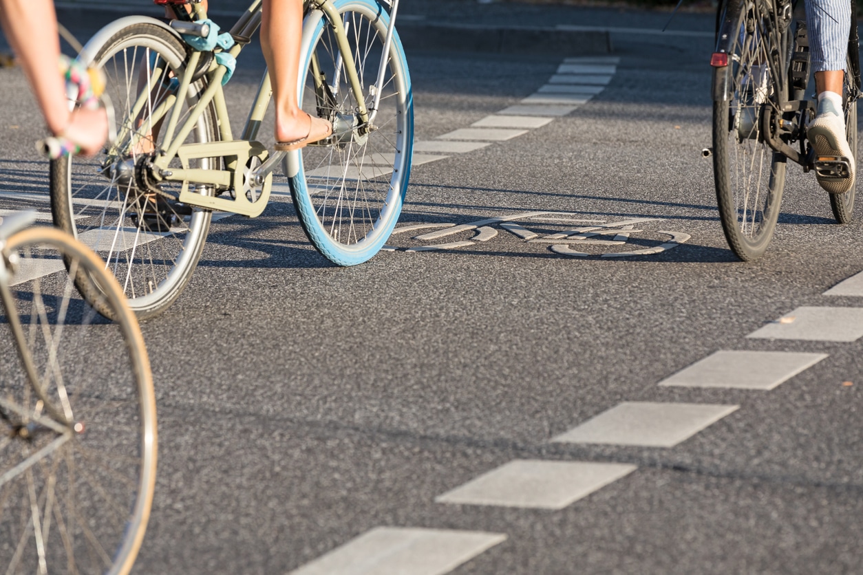 Detail Fahrrad Reifen während der Fahrt auf einem Fahrradweg in Hamburg Wandsbek