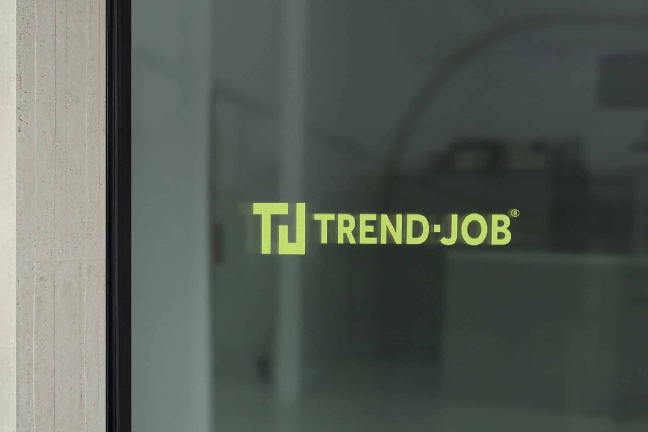 Schriftzug von TREND-JOB auf einer Glastür zum Büro der Zeitarbeitsfirma und Personalvermittlung