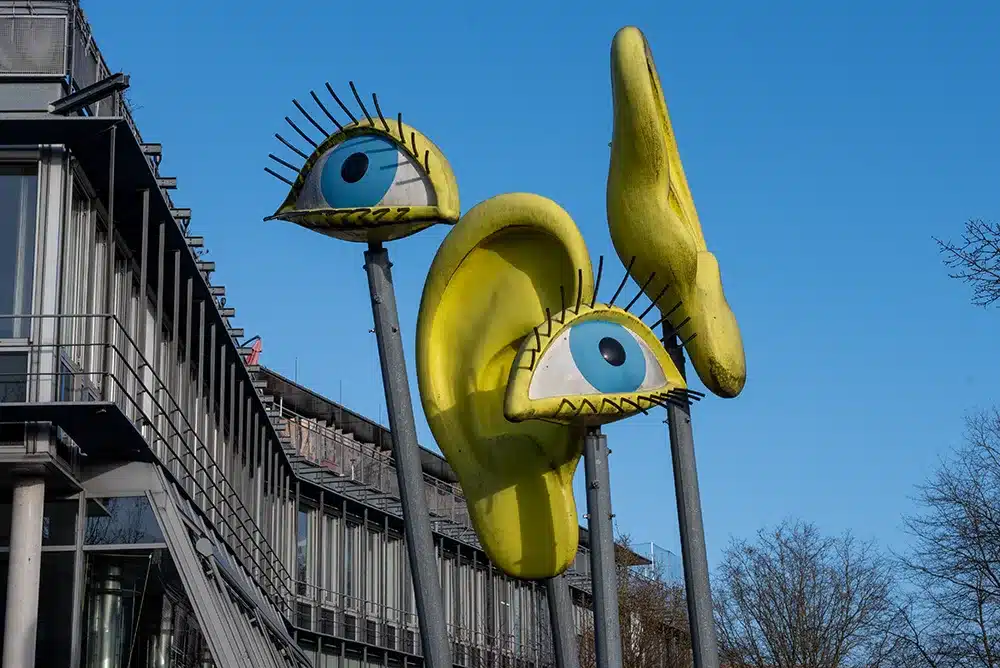 Skurrile Skulptur "Augen und Ohren" vor Kino in Norderstedt Mitte